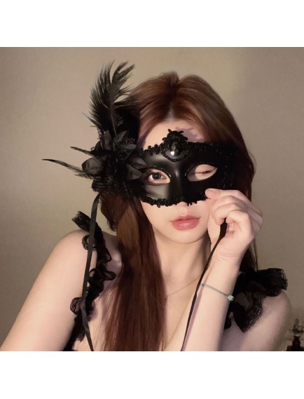 Siyah Mat Renk Yandan Tüylü Güllü Parti Balo Venedik Maskesi