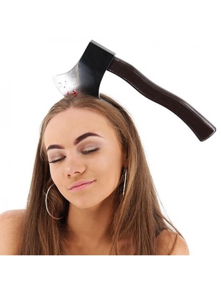 Kafaya Saplanmış Kanlı Balta Şaka Tacı